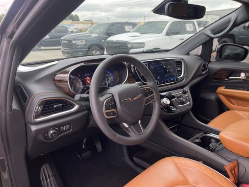Used 2023 Chrysler Pacifica Pinnacle AWD/4WD image 11