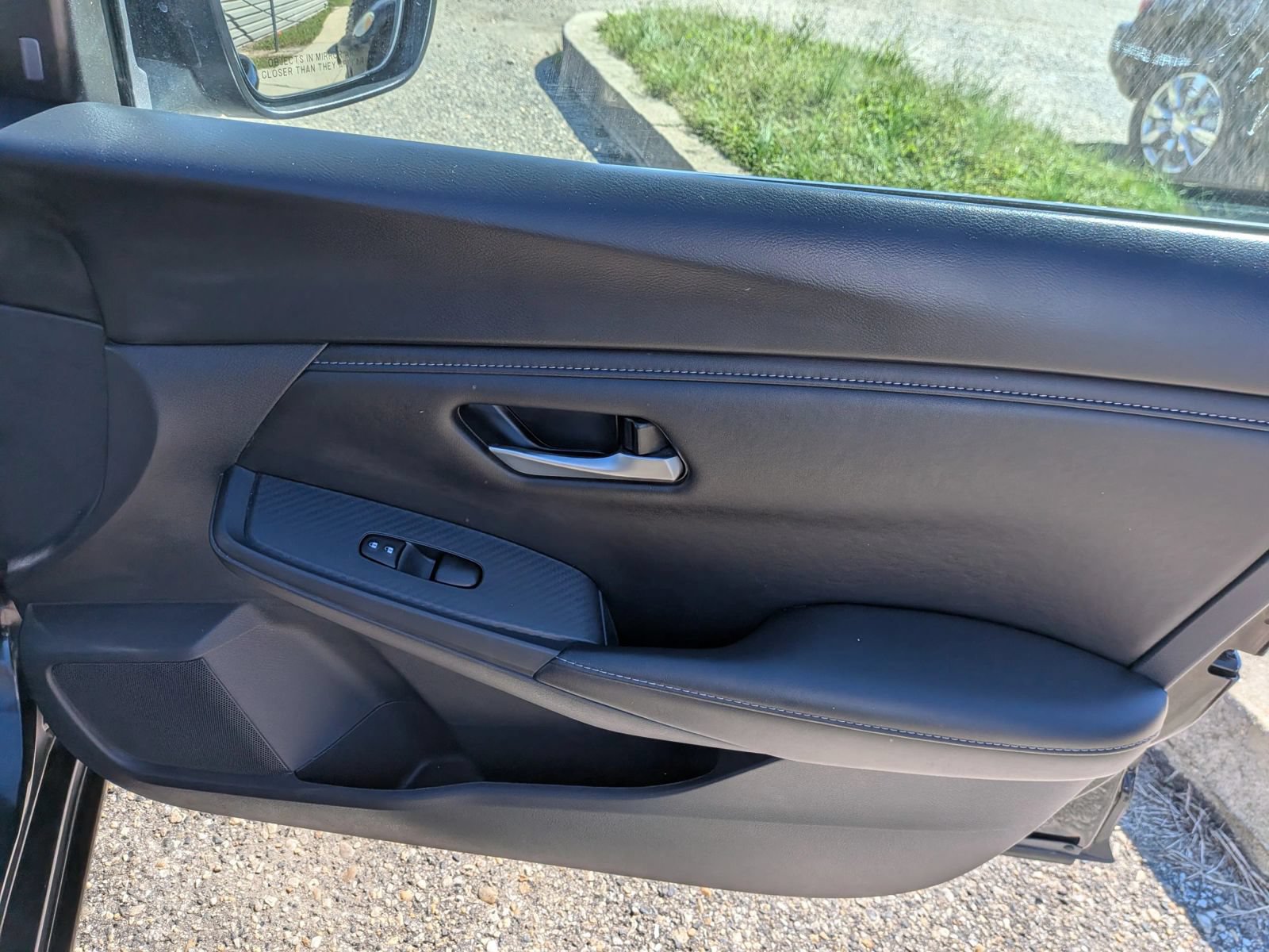 Used 2025 Nissan Sentra SV FWD image 33