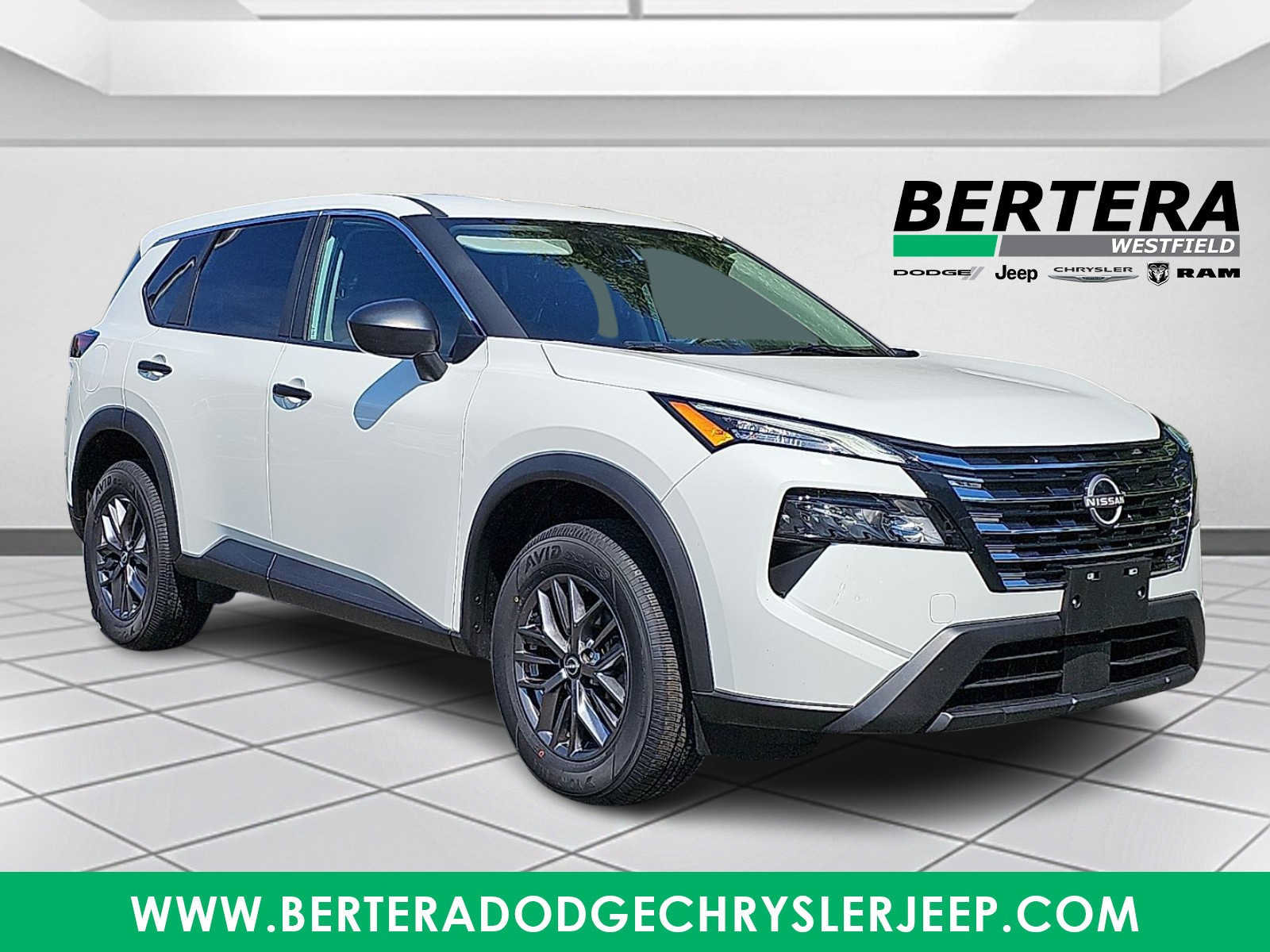 Used 2025 Nissan Rogue S AWD/4WD image 1