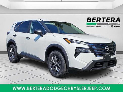 Used 2025 Nissan Rogue S AWD/4WD image 1