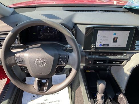 Used 2025 Toyota Camry LE image 5