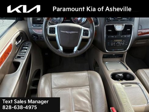 Used 2013 Chrysler Town & Country Limited w/ Luxury Group image 23