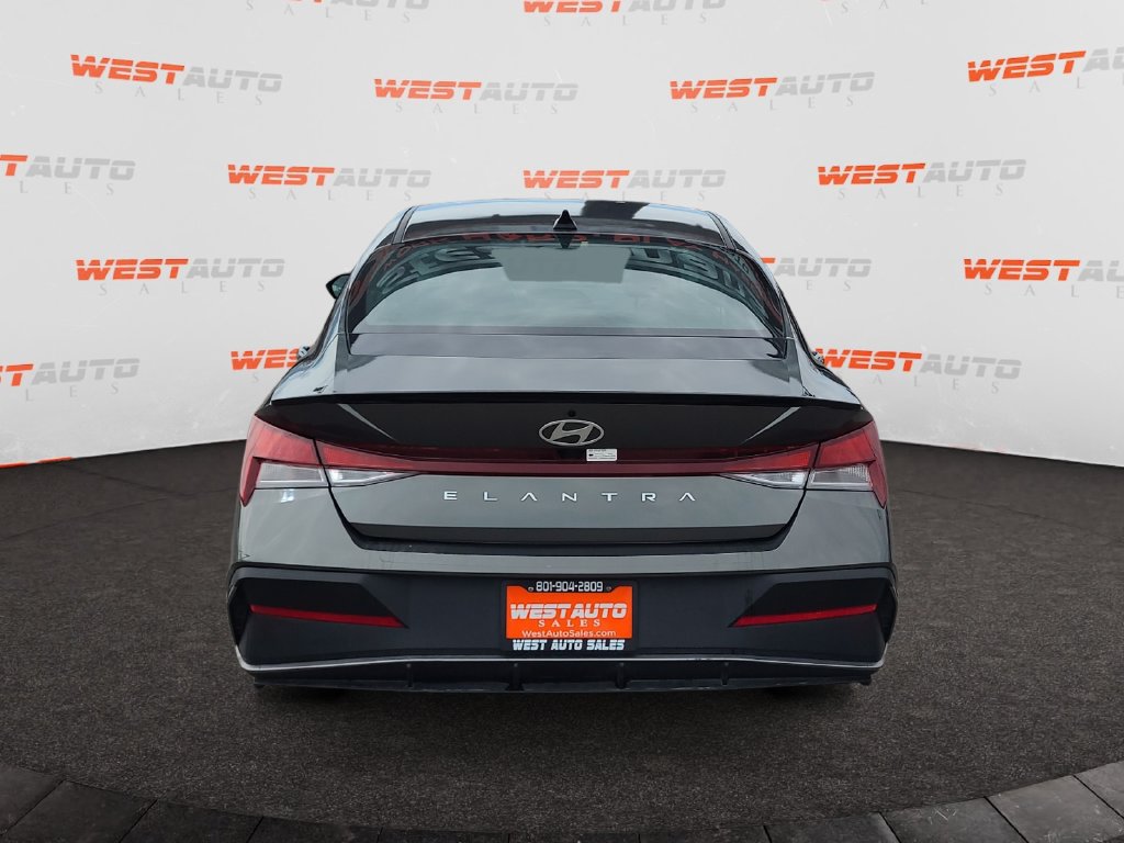 Used 2025 Hyundai Elantra Sport FWD image 4