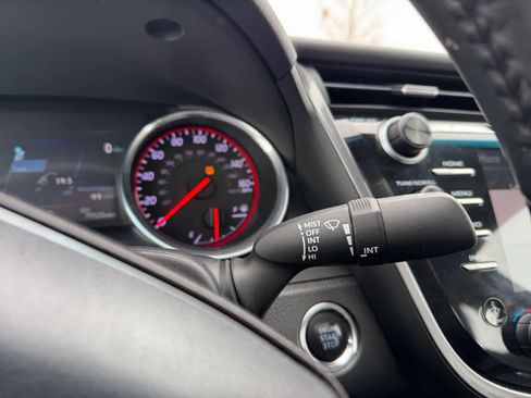 Used 2018 Toyota Camry XSE image 19