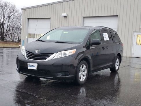 Used 2011 Toyota Sienna LE image 3