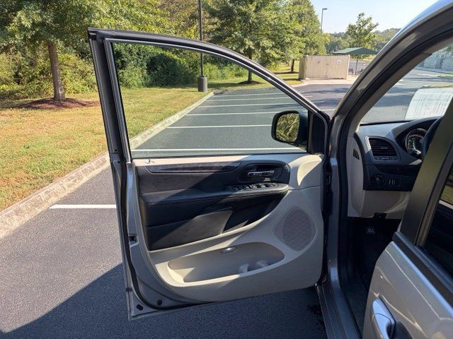 Used 2016 Dodge Grand Caravan SXT w/ UConnect Hands-Free Group FWD image 12