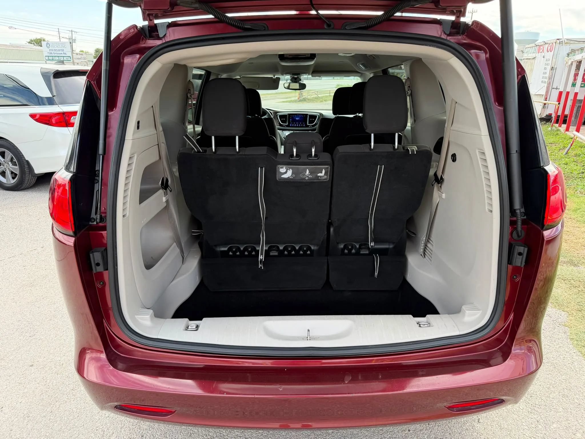 Used 2017 Chrysler Pacifica Touring FWD image 5