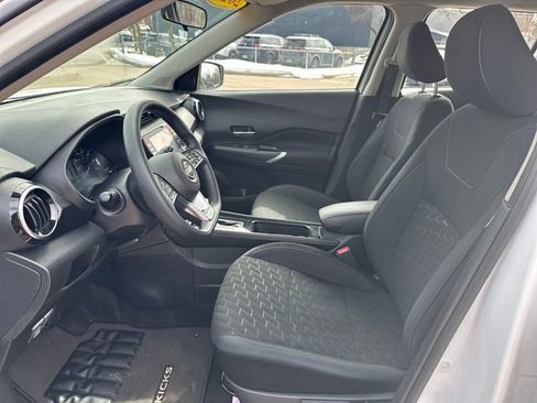 Used 2023 Nissan Kicks SV image 9