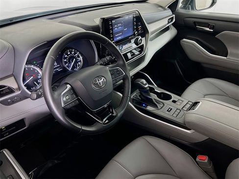 Used 2021 Toyota Highlander XLE image 9