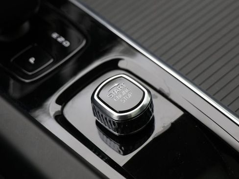 Used 2025 Volvo XC60 B5 Core image 28