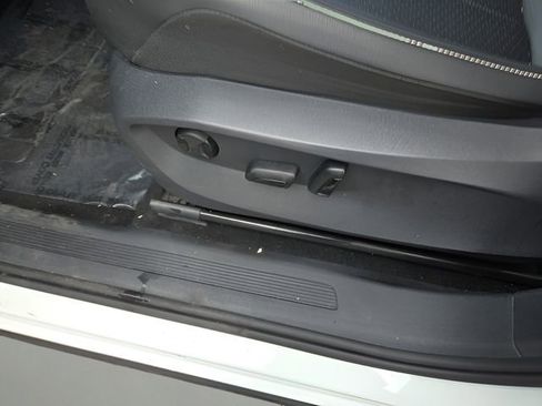 Used 2023 Volkswagen Tiguan SE w/ Panoramic Sunroof Package image 11