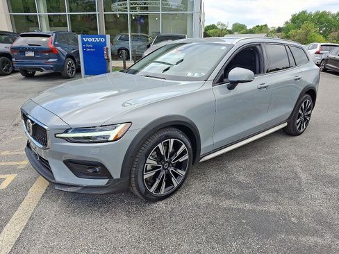 Certified 2025 Volvo V60 B5 Cross Country Ultra w/ Climate Package AWD/4WD image 3