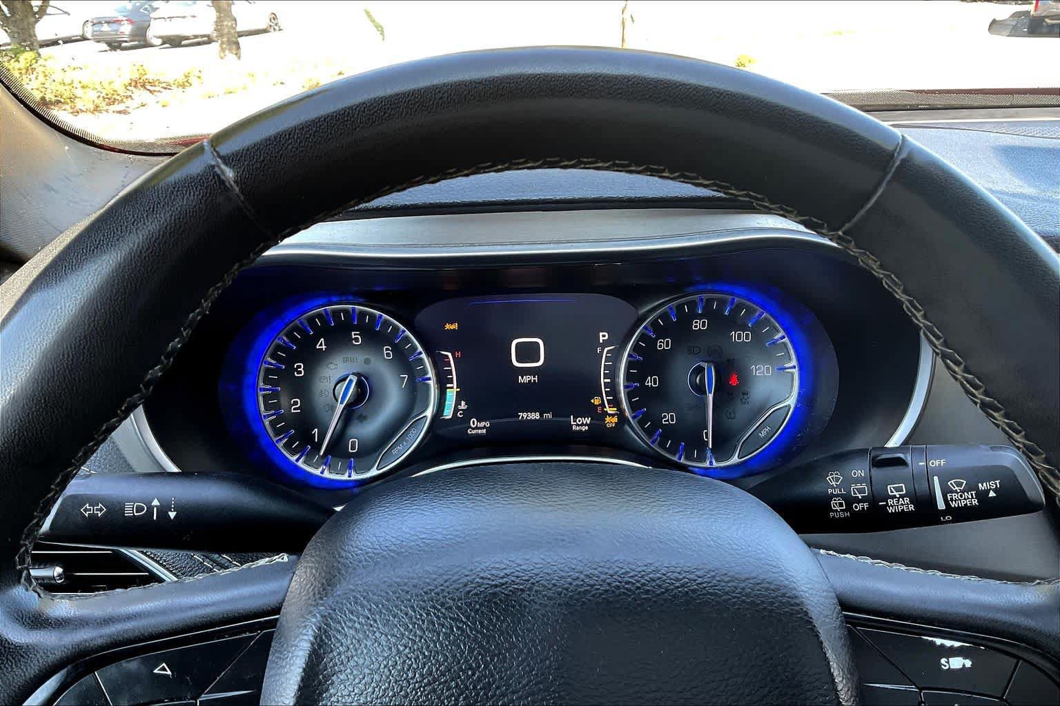 Used 2023 Chrysler Pacifica Limited w/ Uconnect Theater Family Group FWD image 26