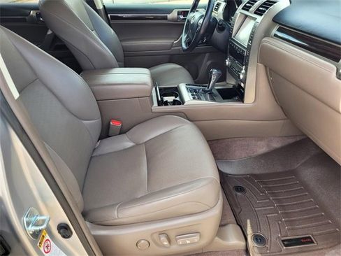Used 2017 Lexus GX 460 image 10