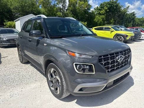 Used 2023 Hyundai Venue Limited FWD image 3