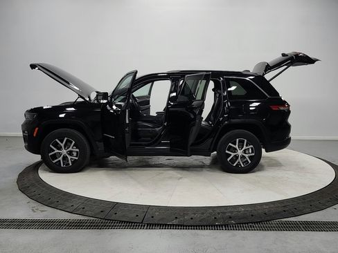 Used 2024 Jeep Grand Cherokee Limited image 12