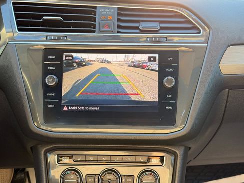 Used 2020 Volkswagen Tiguan SE w/ Panoramic Sunroof Package image 22