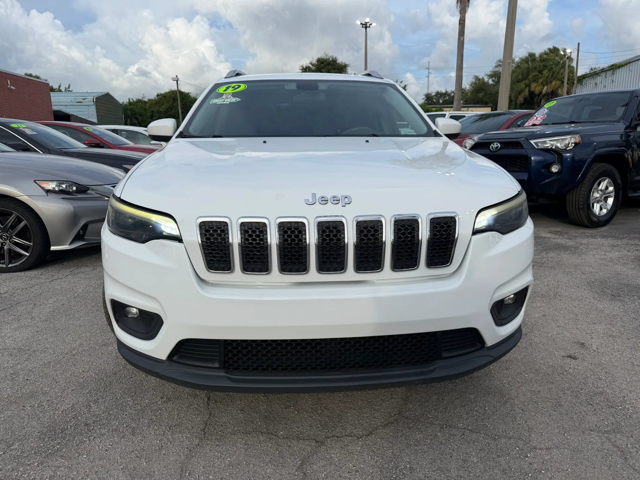 Used 2019 Jeep Cherokee Latitude Plus FWD image 2