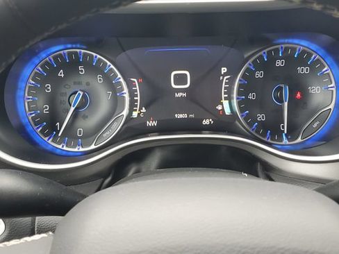 Used 2023 Chrysler Pacifica Touring-L FWD image 20