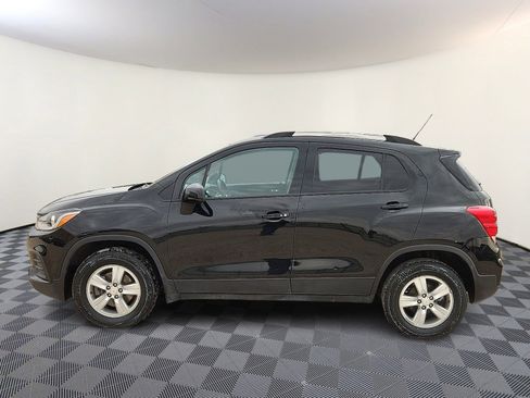 Used 2022 Chevrolet Trax LT w/ LT Convenience Package image 2