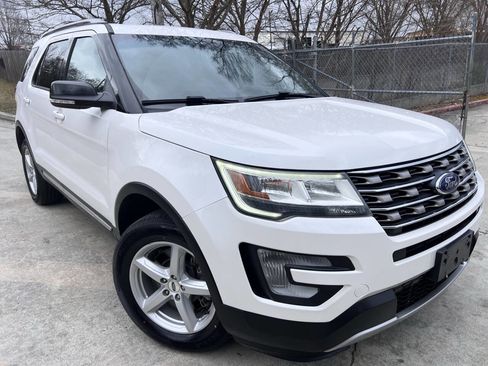 Used 2017 Ford Explorer XLT w/ Equipment Group 201A image 2