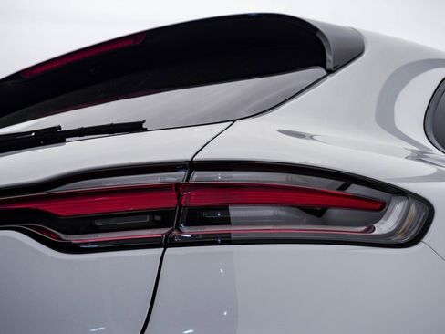Certified 2025 Porsche Macan image 12