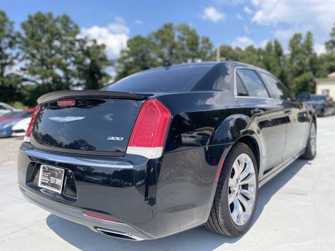 Used 2017 Chrysler 300 Limited RWD image 6