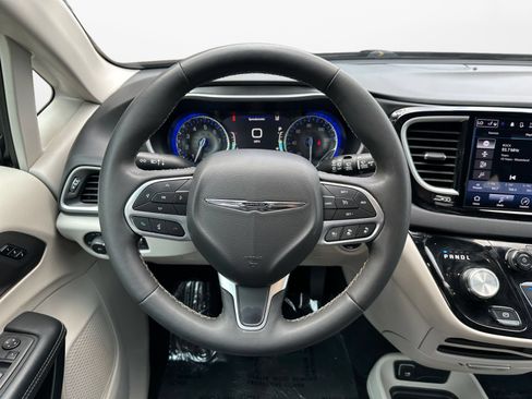 Used 2024 Chrysler Pacifica Touring-L FWD image 12