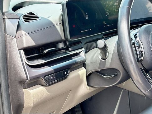 Used 2025 Kia Carnival FWD image 10