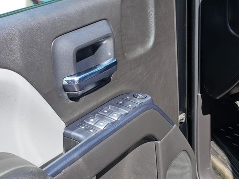 Used 2018 Chevrolet Silverado 1500 Custom w/ Custom Value Package image 12