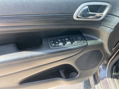 Used 2019 Jeep Grand Cherokee Laredo AWD/4WD image 18
