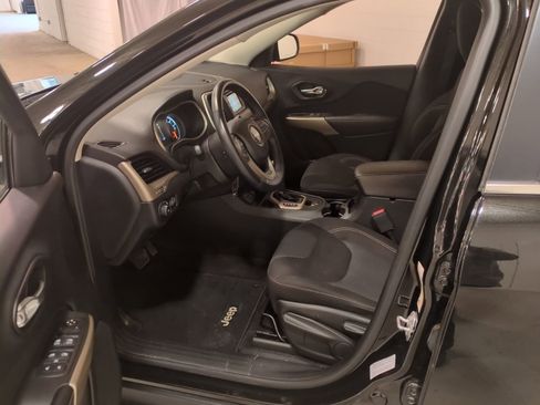 Used 2017 Jeep Cherokee Latitude image 16