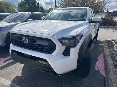 Used 2024 Toyota Tacoma TRD Off-Road w/ TRD Off Road Premium Package image 4