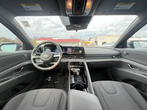 Used 2025 Hyundai Elantra SEL image 31