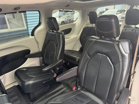 Used 2018 Chrysler Pacifica Touring-L Plus w/ Advanced Safetytec Group FWD image 40