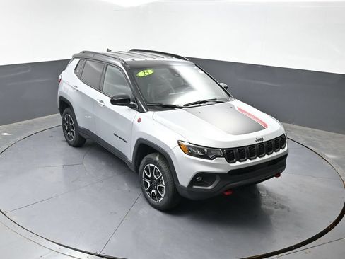 Used 2025 Jeep Compass Trailhawk AWD/4WD image 45