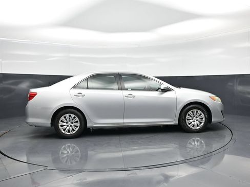 Used 2014 Toyota Camry LE FWD image 19