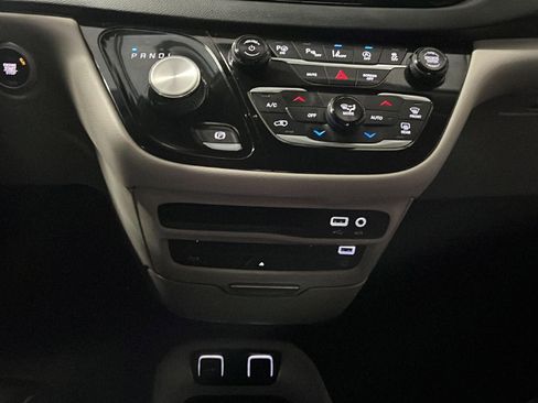 Used 2018 Chrysler Pacifica Touring-L Plus w/ Advanced Safetytec Group image 18