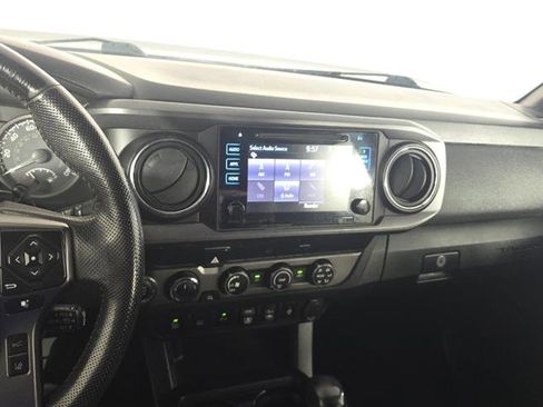 Used 2019 Toyota Tacoma TRD Off-Road w/ Technology Package AWD/4WD image 4