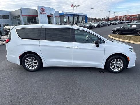 Used 2024 Chrysler Pacifica Touring-L image 8