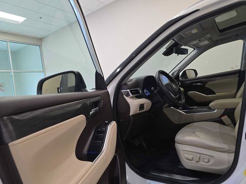 Used 2020 Toyota Highlander Platinum AWD/4WD image 21