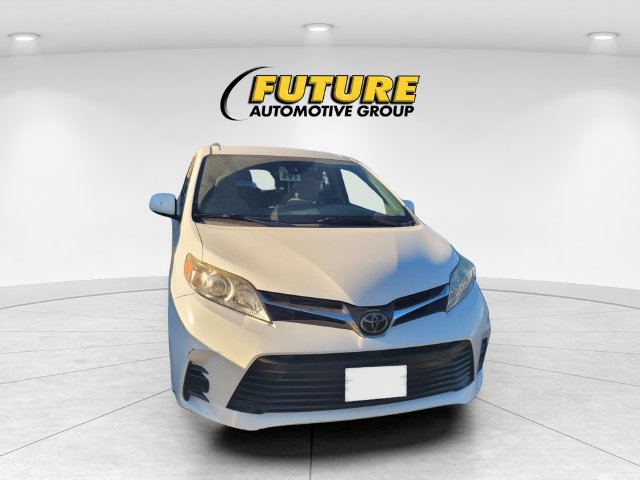 Used 2018 Toyota Sienna LE FWD image 2
