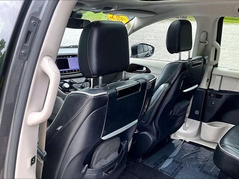 Used 2022 Chrysler Pacifica Limited w/ Uconnect Theater Family Group FWD image 36