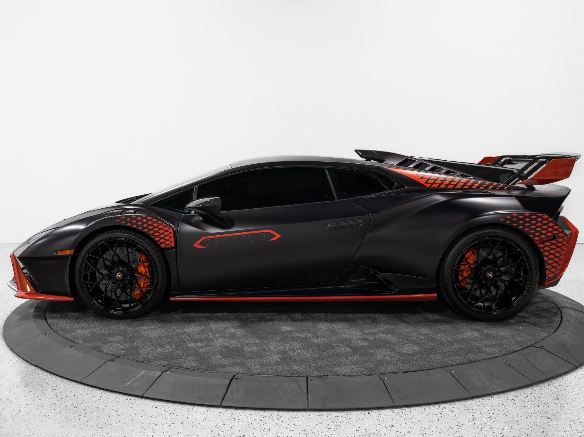Used 2024 Lamborghini Huracan STO RWD image 4