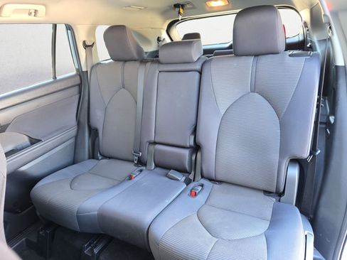 Used 2024 Toyota Highlander LE image 9