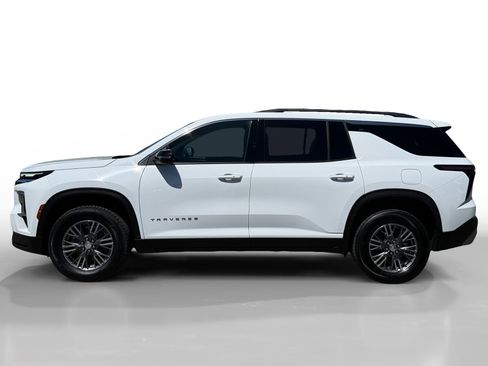 Used 2025 Chevrolet Traverse LT FWD image 2