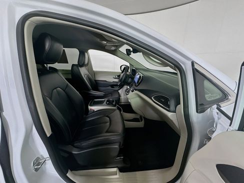 Used 2024 Chrysler Pacifica Touring-L image 31