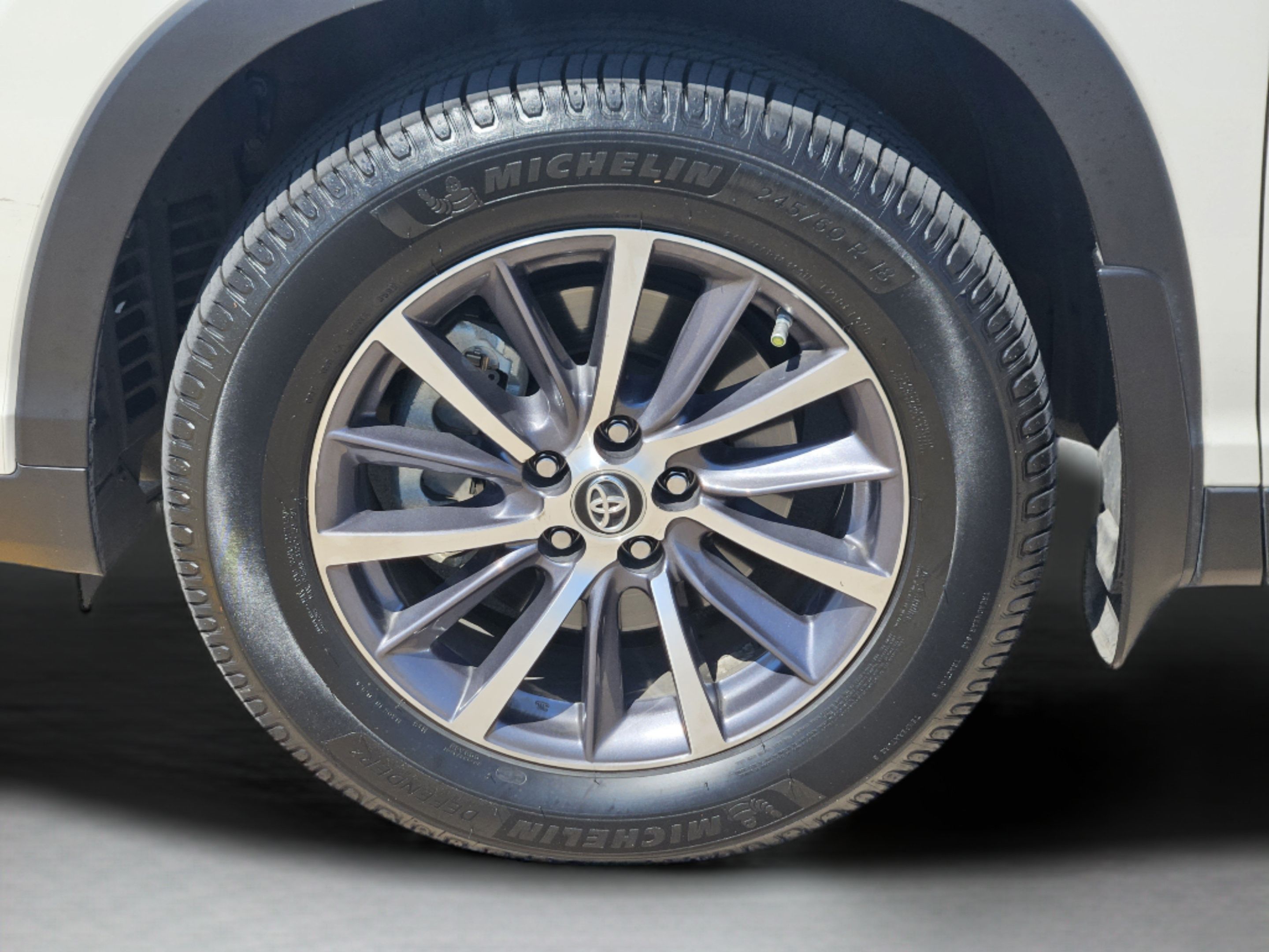 Used 2019 Toyota Highlander XLE FWD image 31