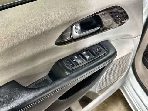 Used 2023 Chrysler Pacifica Limited FWD image 14