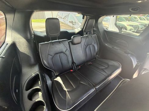 Used 2025 Chrysler Pacifica Limited FWD image 30